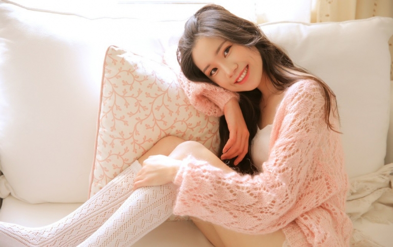 长发美女明眸皓齿娇羞可爱图片 7