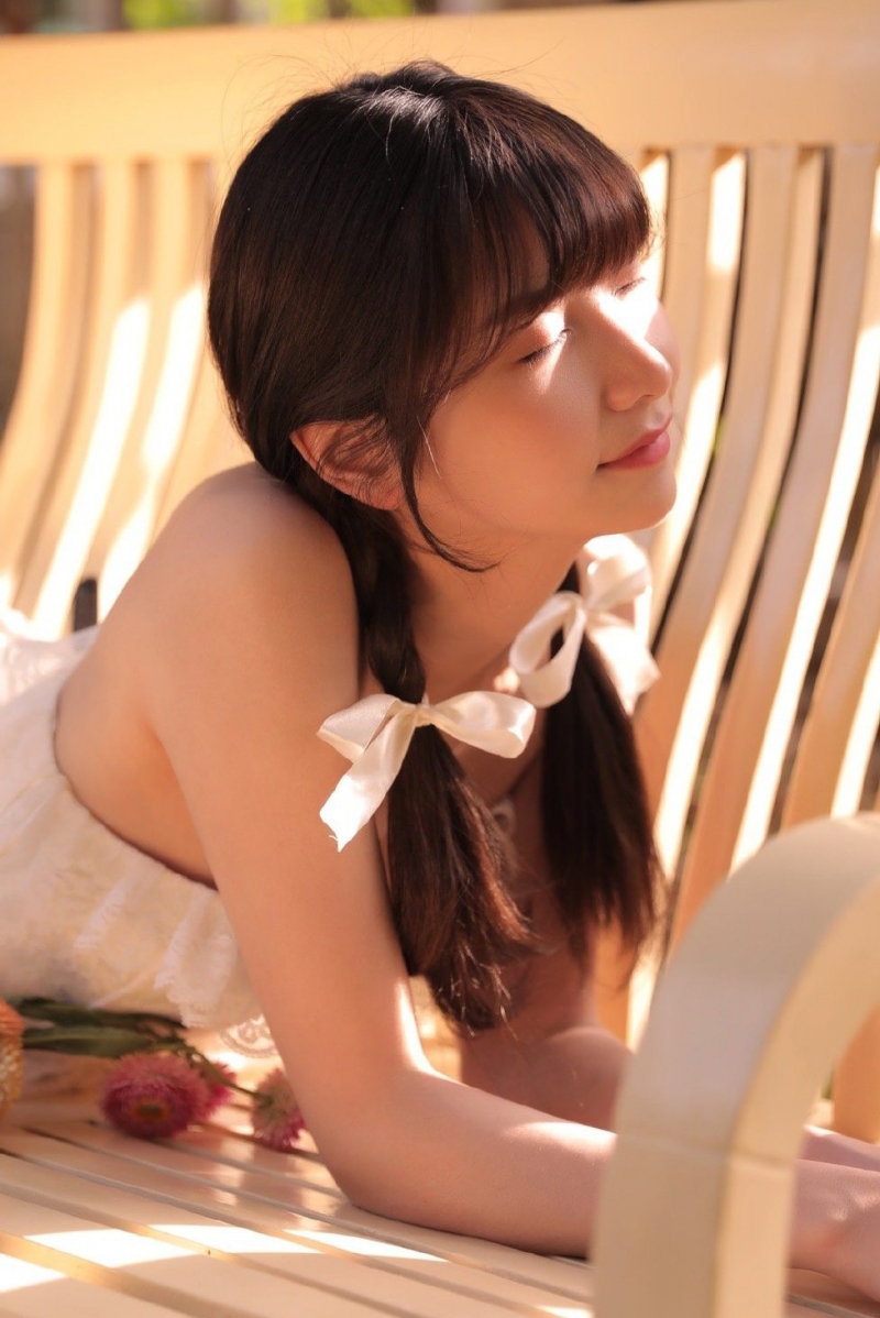 花房姑娘户外干净漂亮美女图片 2
