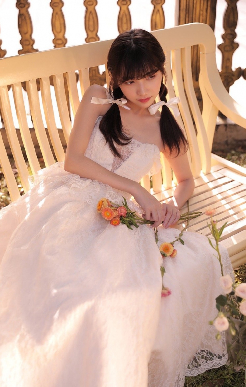 花房姑娘户外干净漂亮美女图片 3
