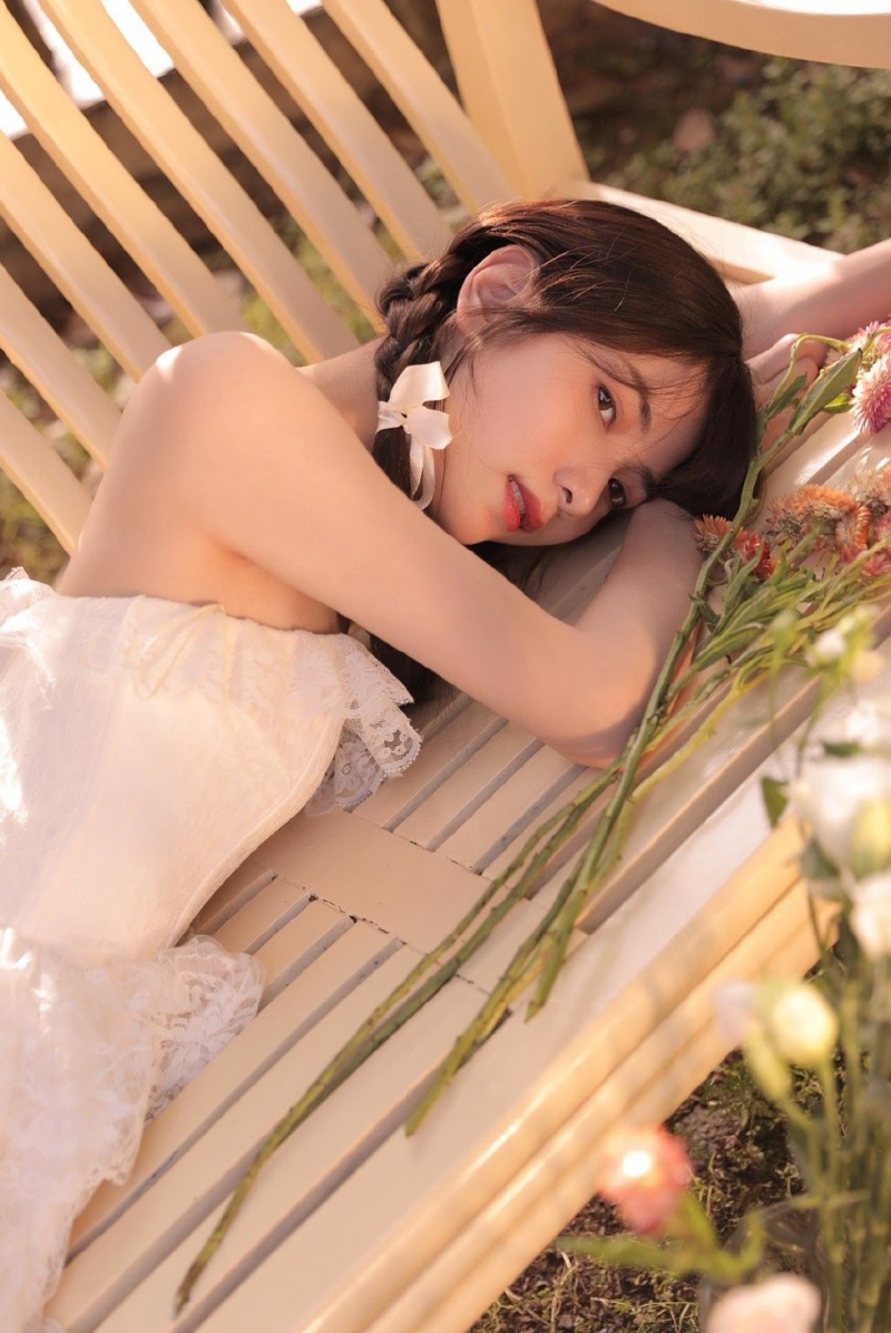 花房姑娘户外干净漂亮美女图片 5