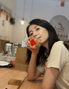 宅男女神高圆圆享受美食图片