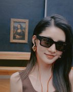 中国美女演员李沁度假看画展图片