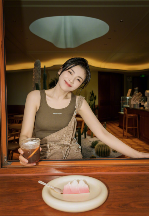 中国女演员刘涛生日晒工装写真帅气图片 2