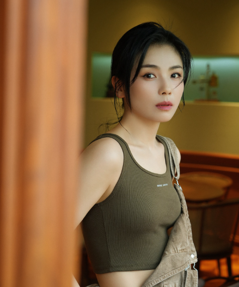 中国女演员刘涛生日晒工装写真帅气图片 4