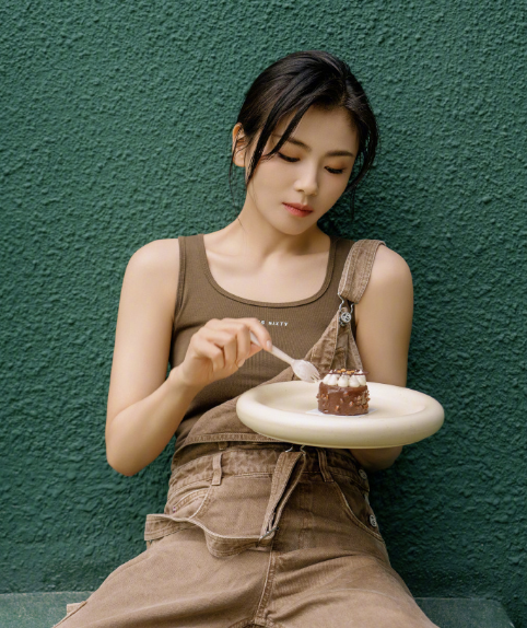 中国女演员刘涛生日晒工装写真帅气图片 5