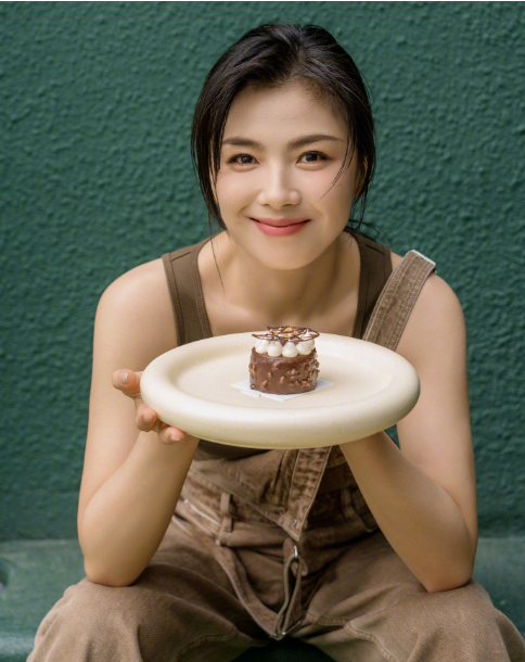 中国女演员刘涛生日晒工装写真帅气图片 6
