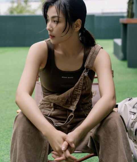 中国女演员刘涛生日晒工装写真帅气图片 8