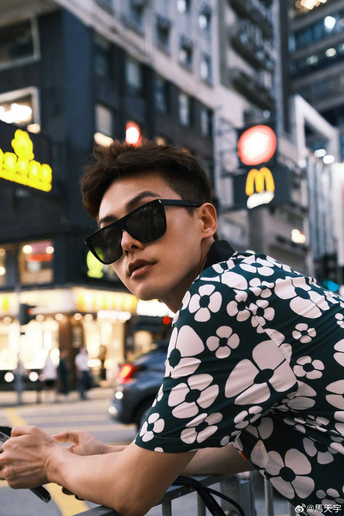 阳光男明星马天宇港风写真图片