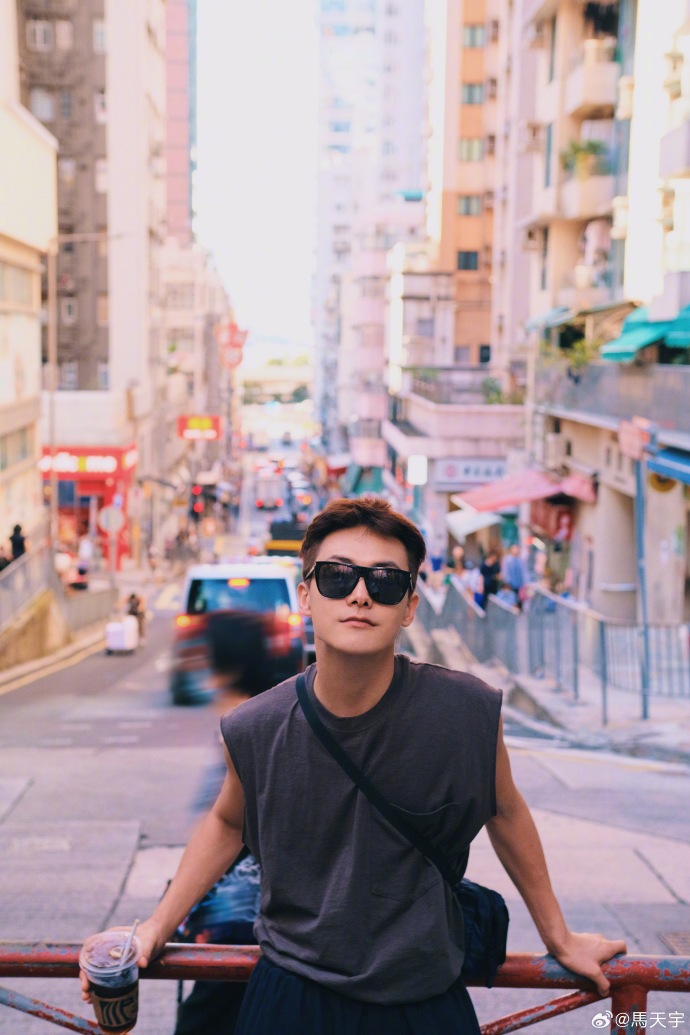 阳光男明星马天宇港风写真图片 7