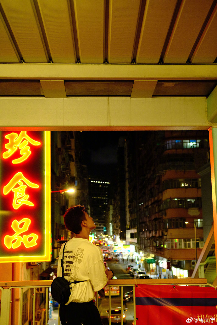阳光男明星马天宇港风写真图片 9