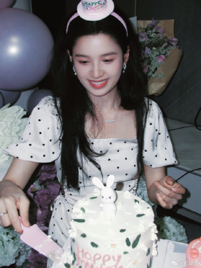99年湖南美女明星张婧仪生日照图片