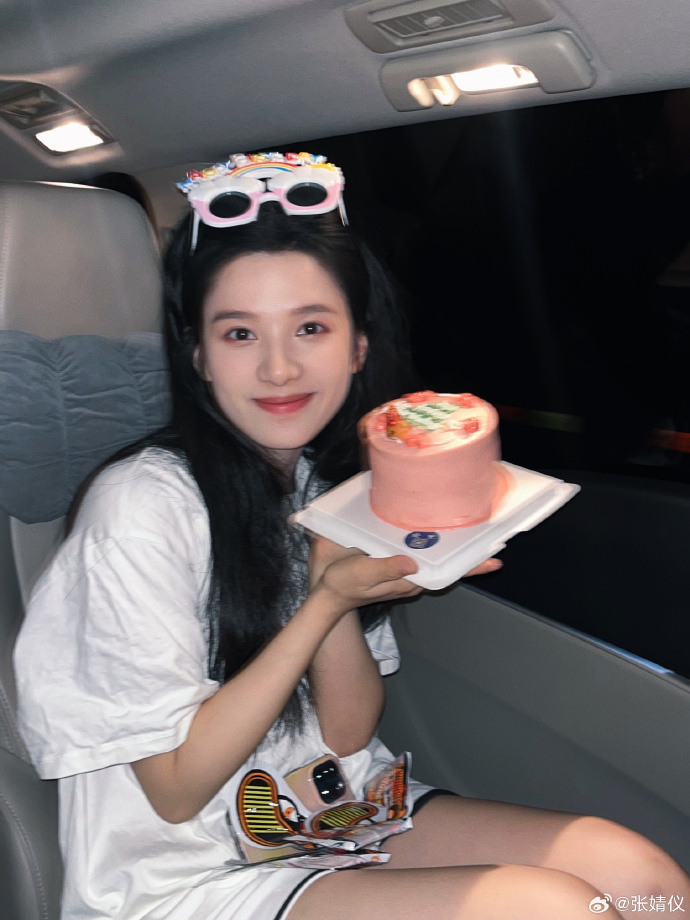 99年湖南美女明星张婧仪生日照图片 3