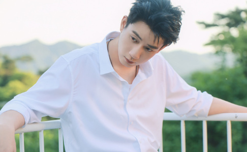 中国男演员王子奇白衬衫干净清爽写真图片 4