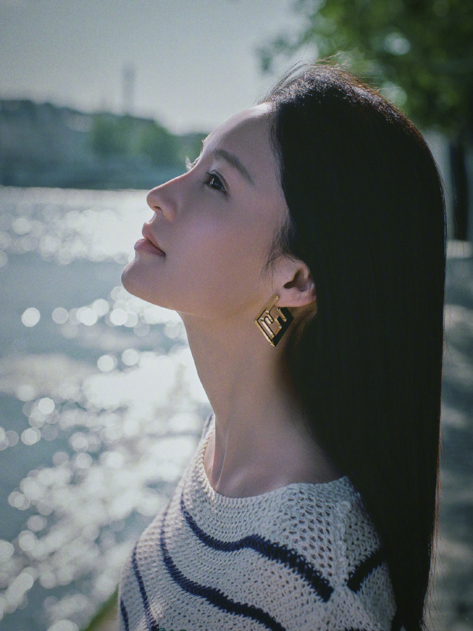 大眼美女明星李沁条纹衫旅行图片