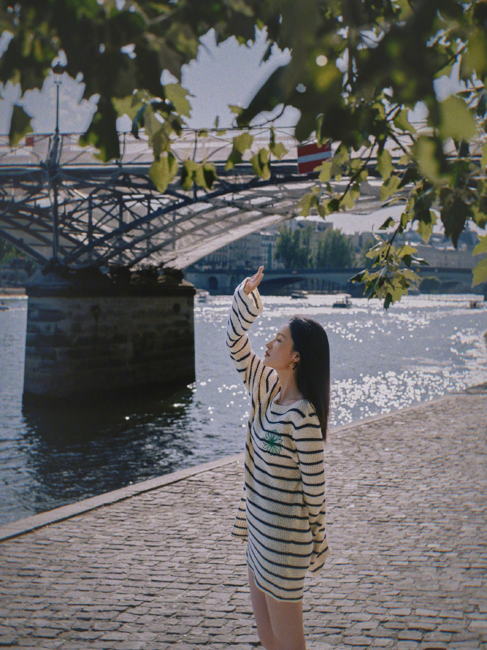 大眼美女明星李沁条纹衫旅行图片 2