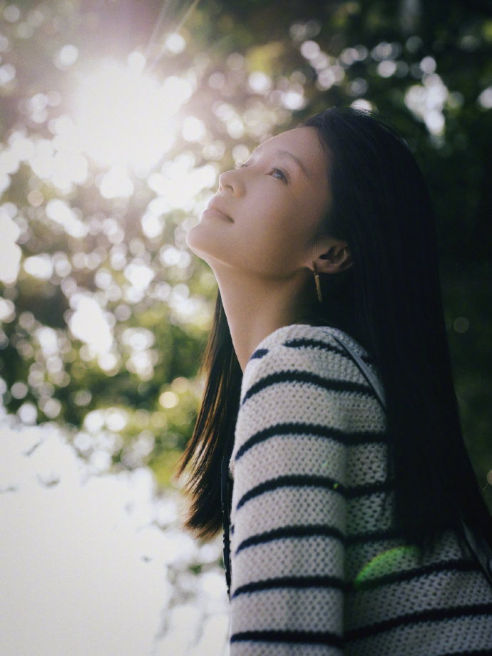 大眼美女明星李沁条纹衫旅行图片 6