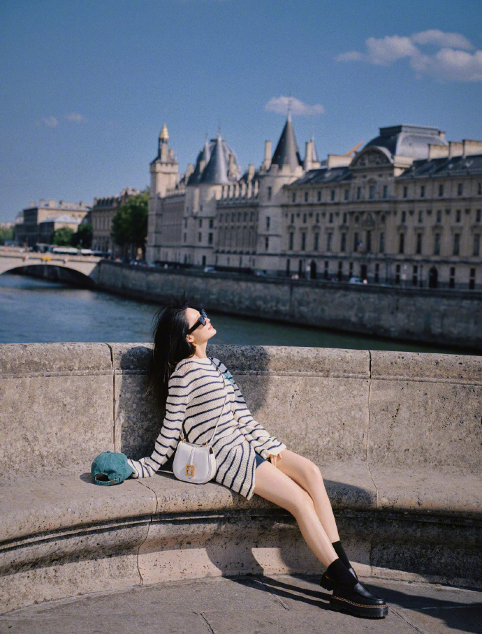 大眼美女明星李沁条纹衫旅行图片 8