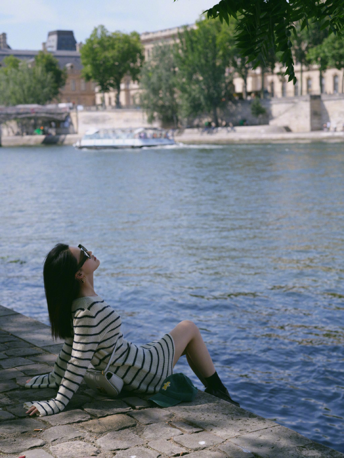 大眼美女明星李沁条纹衫旅行图片 9