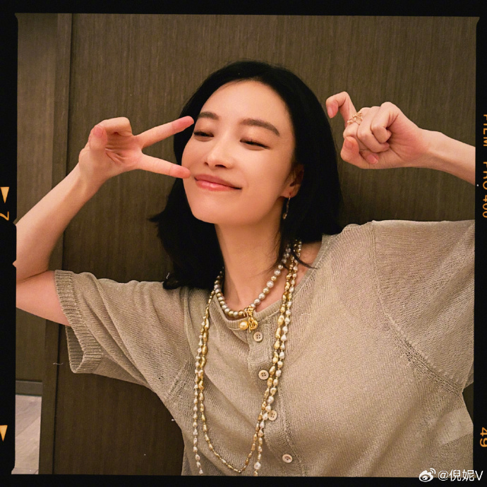 我要看美女倪妮庆祝电影消失的她票房突破30亿自