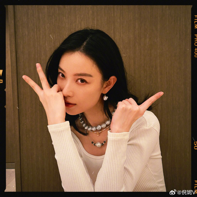 我要看美女倪妮庆祝电影消失的她票房突破30亿自 2