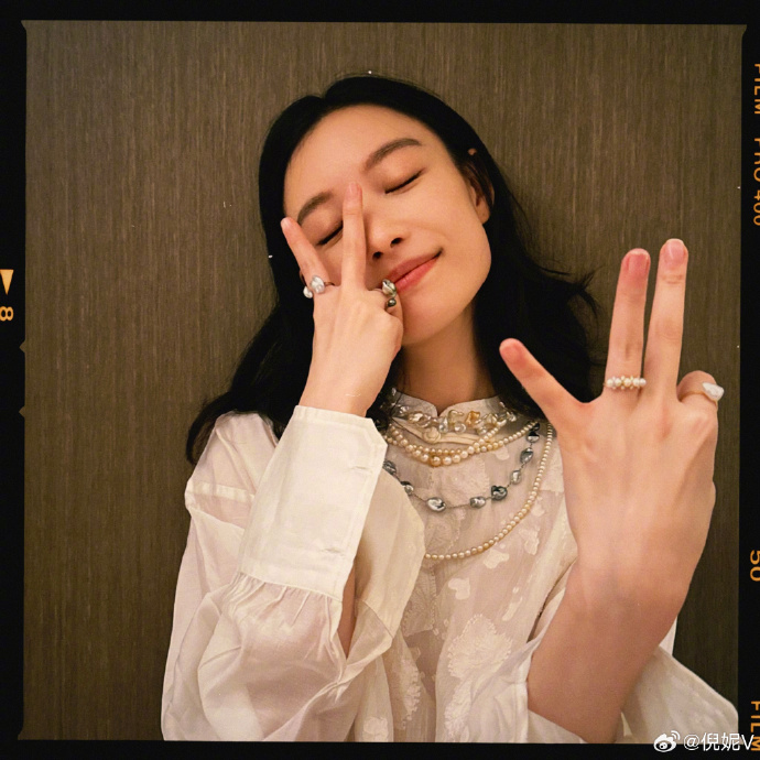 我要看美女倪妮庆祝电影消失的她票房突破30亿自 5