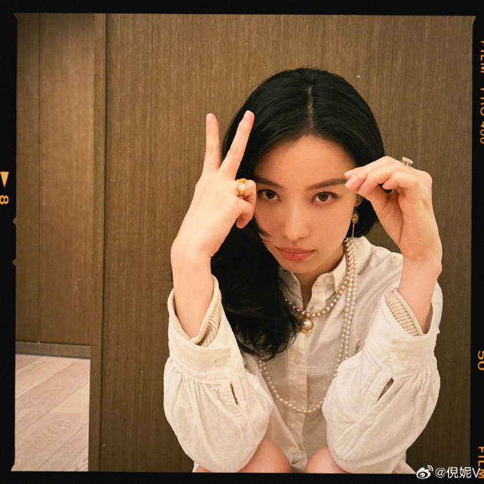 我要看美女倪妮庆祝电影消失的她票房突破30亿自 9