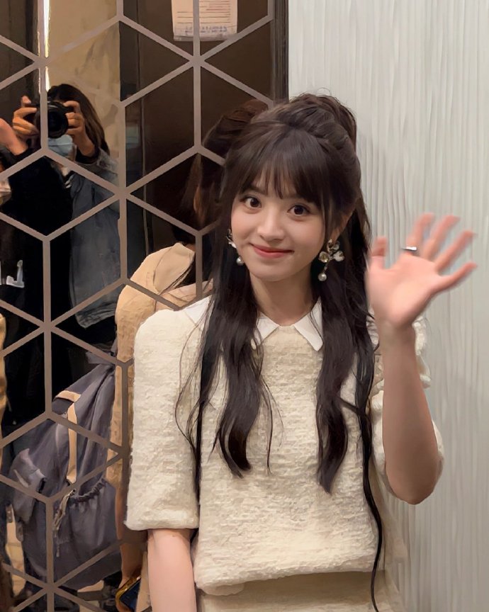 重庆美女明星田曦薇生图照片 4