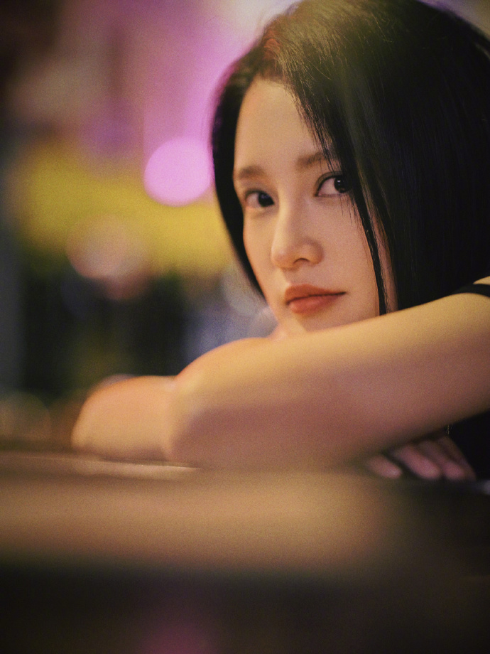 漂亮美女演员李沁落跑城市写真图片 2
