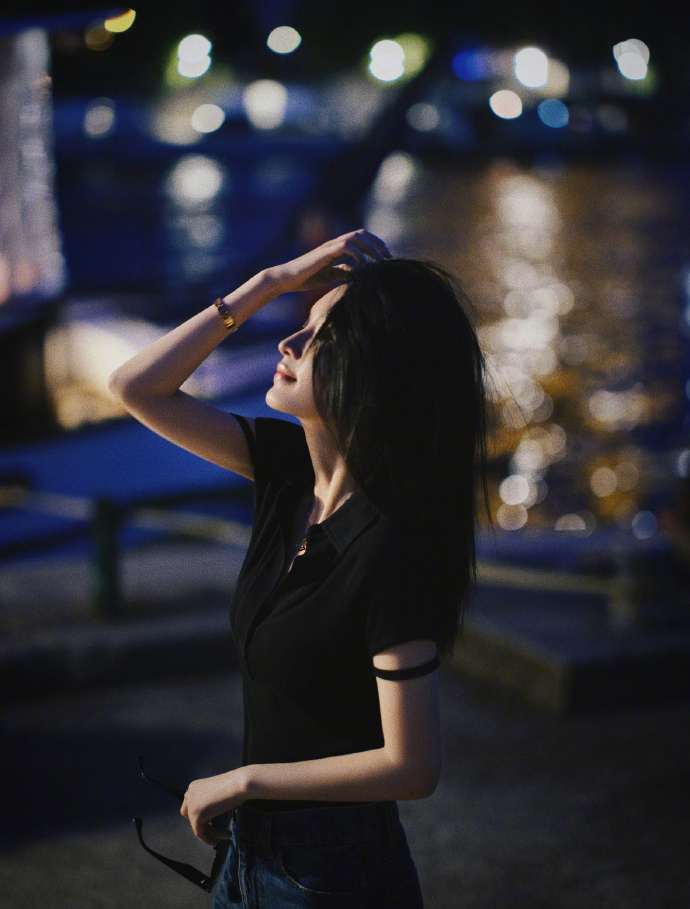 漂亮美女演员李沁落跑城市写真图片 8