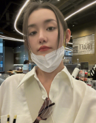 00后漂亮美女明星蒋依依时尚自拍照图片
