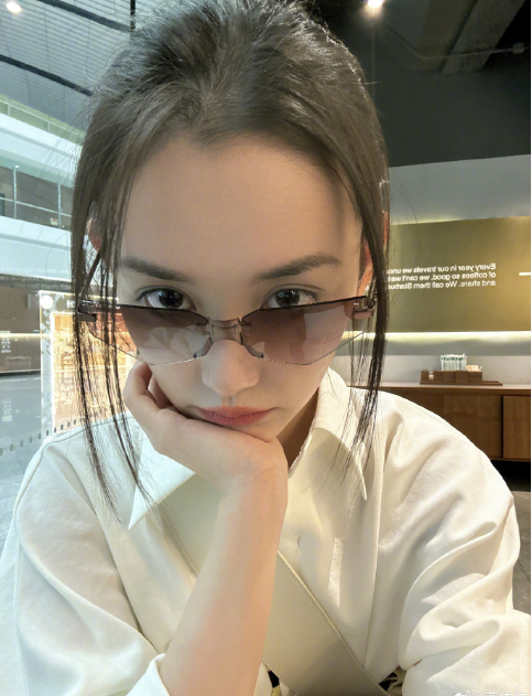 00后漂亮美女明星蒋依依时尚自拍照图片 2