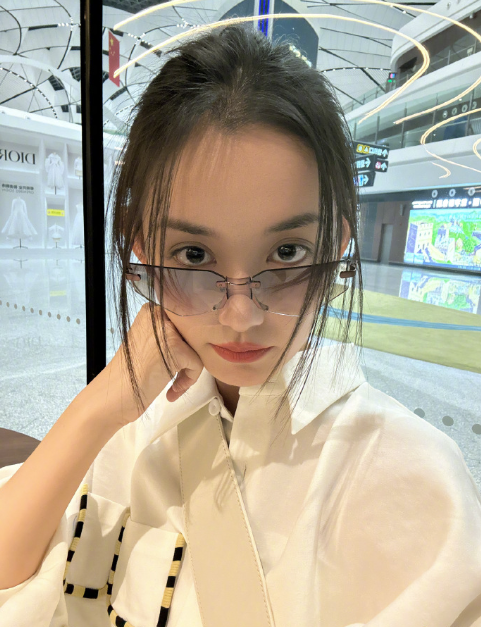 00后漂亮美女明星蒋依依时尚自拍照图片 3