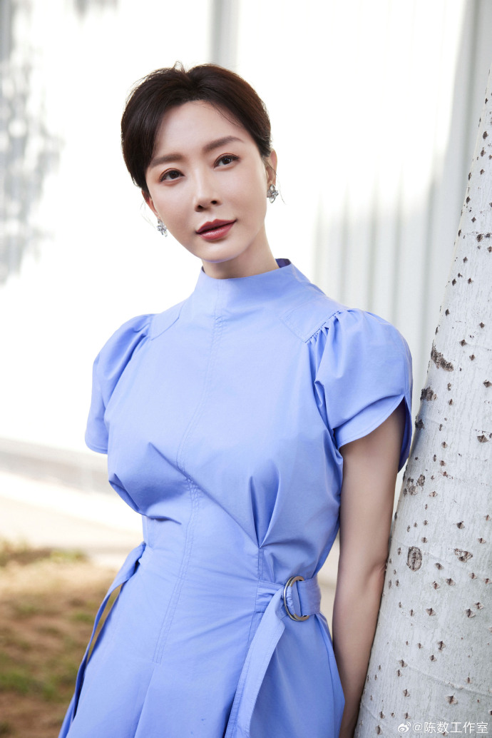 知性美女演员陈数蓝色连衣裙图片