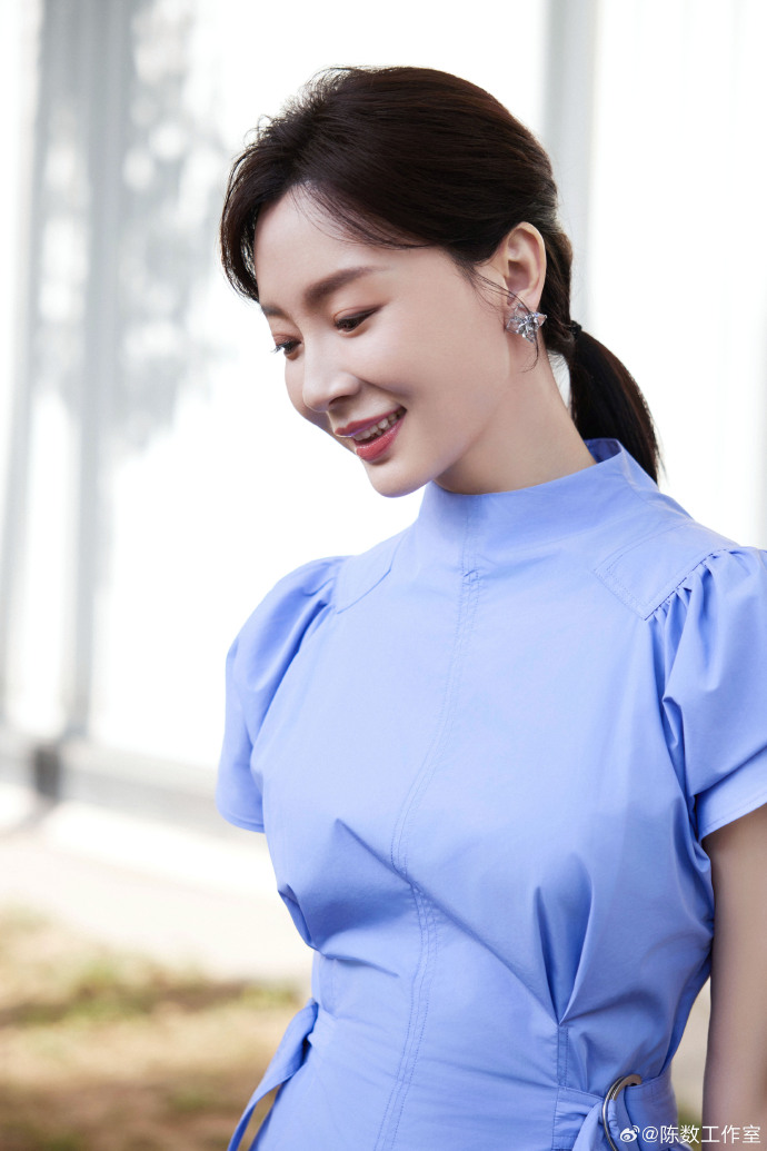 知性美女演员陈数蓝色连衣裙图片 6