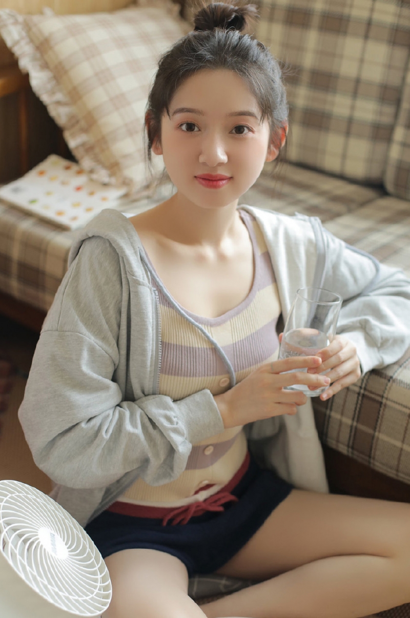 少女亭亭玉立貌美如花美女禁欲系高级感私房照 4
