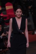 辣妈女明星唐艺昕黑色礼服图片