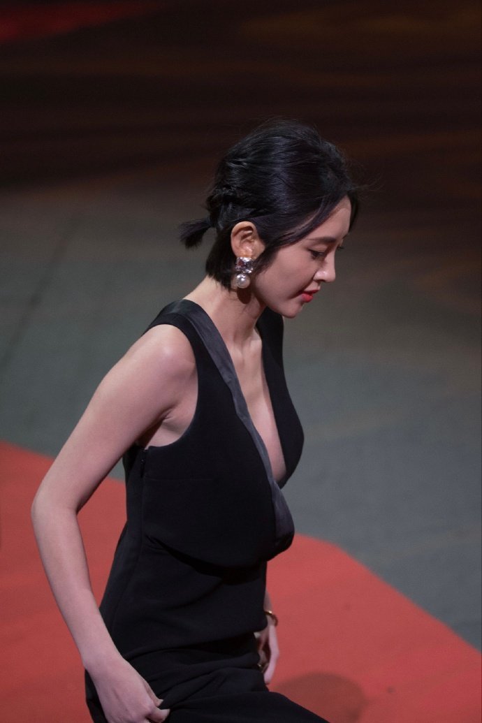 辣妈女明星唐艺昕黑色礼服图片 3