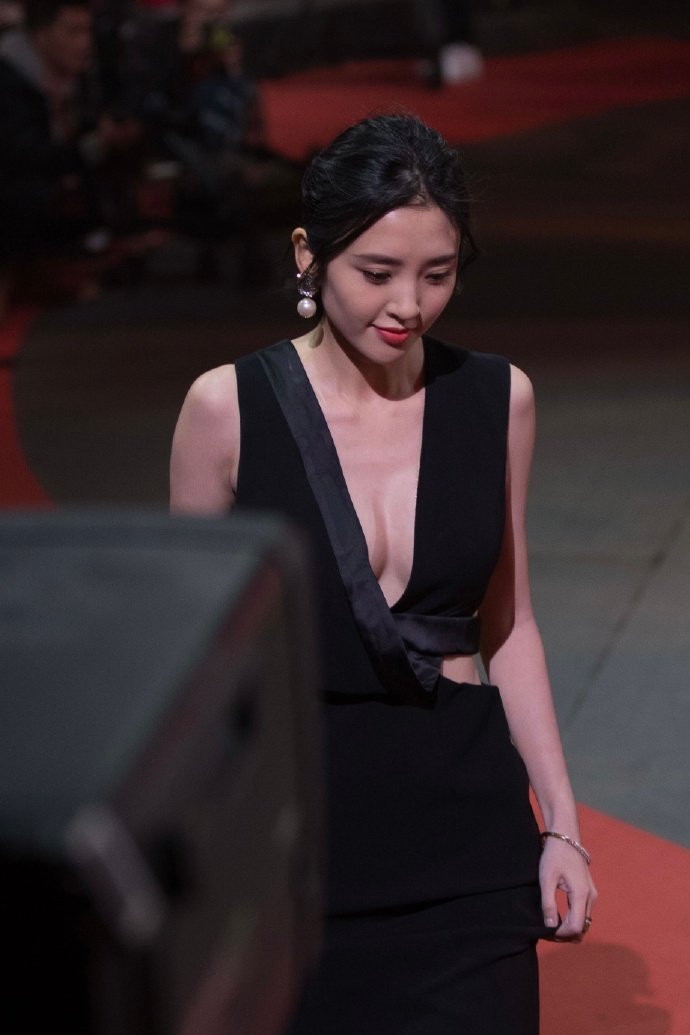 辣妈女明星唐艺昕黑色礼服图片 4