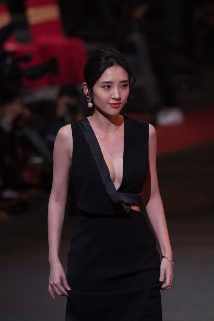 辣妈女明星唐艺昕黑色礼服图片 5