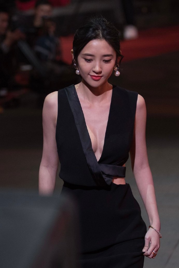 辣妈女明星唐艺昕黑色礼服图片 6