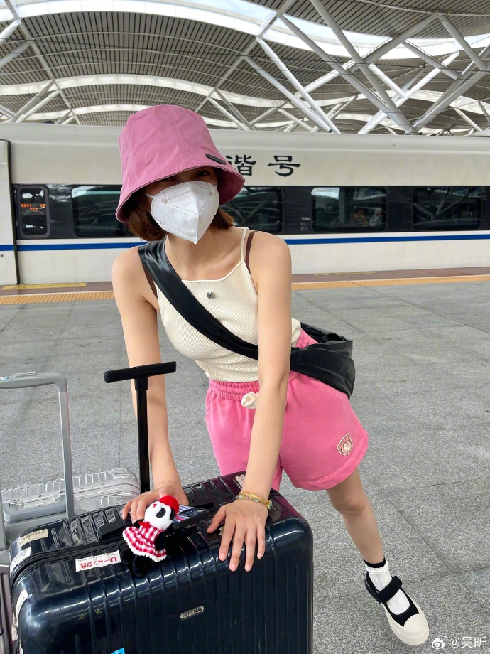 大眼美女图片高清吴昕多巴胺搭配图片 4