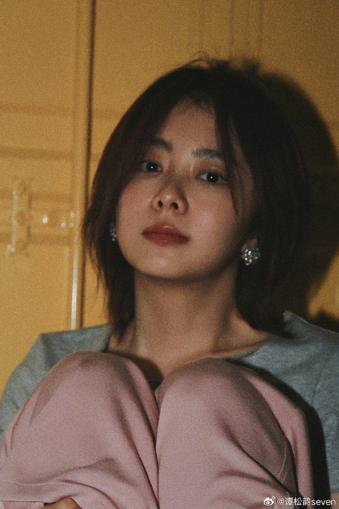 双子座美女明星谭松韵居家写真图片