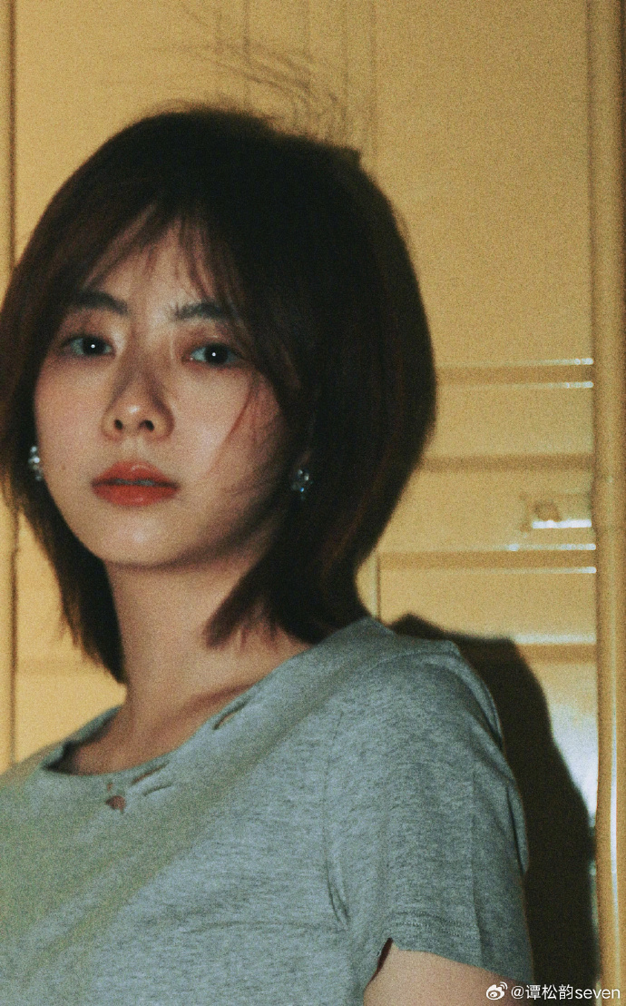 双子座美女明星谭松韵居家写真图片 4