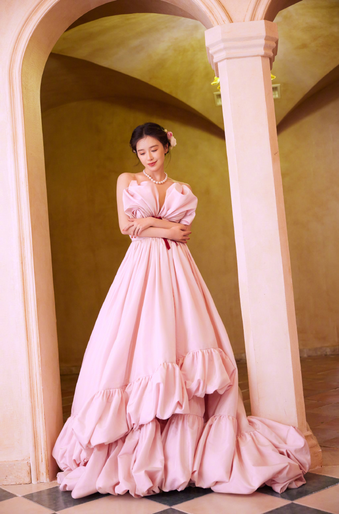 白羊座美女阚清子粉色礼服图片 2