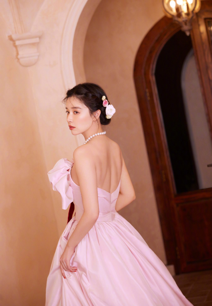 白羊座美女阚清子粉色礼服图片 4
