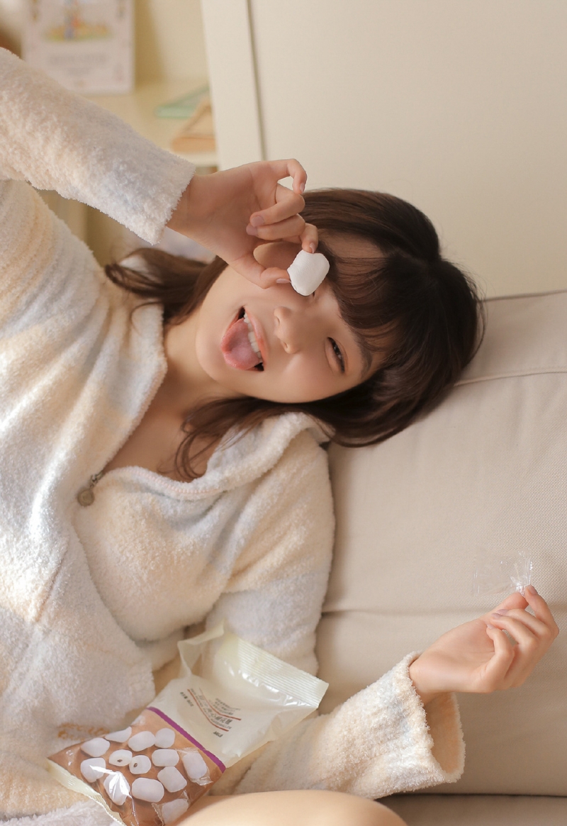 漂亮美女古灵精怪俏皮图片