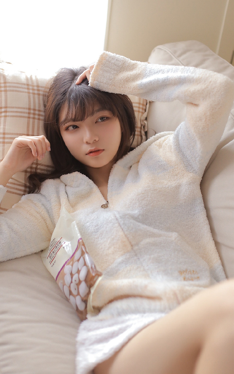 漂亮美女古灵精怪俏皮图片 2