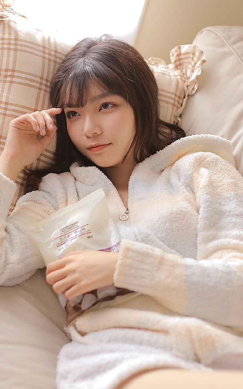 漂亮美女古灵精怪俏皮图片 3