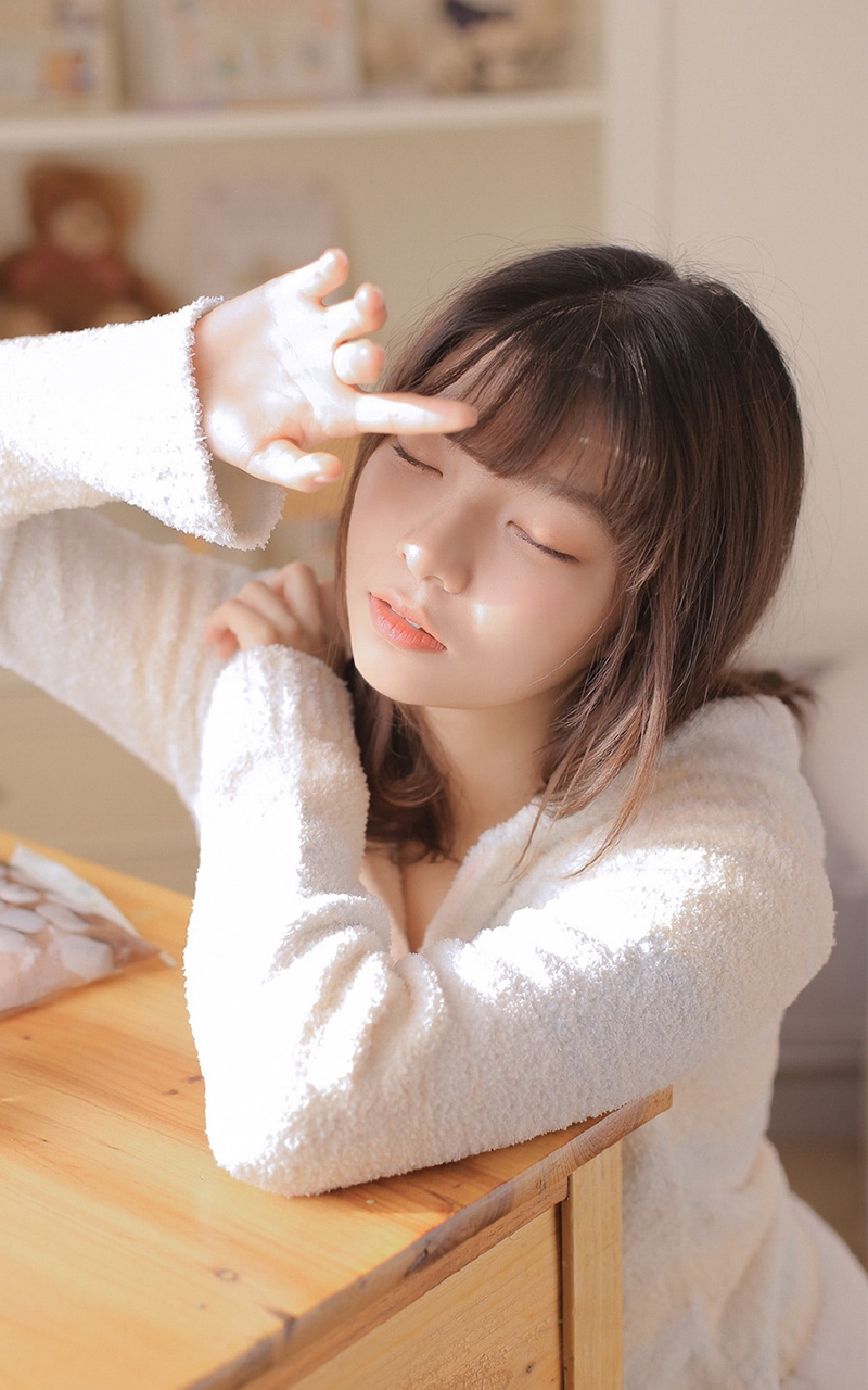 漂亮美女古灵精怪俏皮图片 5