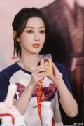 90后美女明星杨紫长相思下班打卡图片